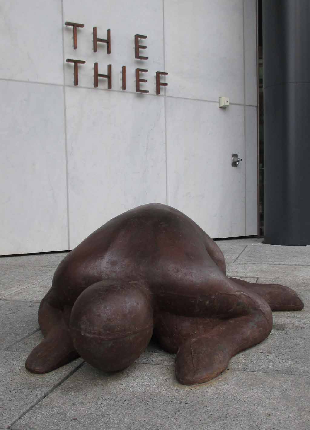 Skulptur vor dem Hotel The Thief.