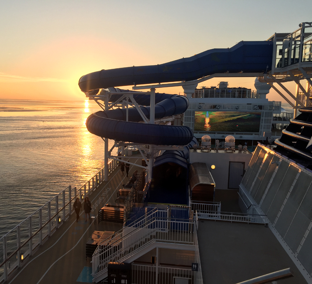 Sonnenuntergang an Deck mit Blick auf eine der Wasserrutschen. Fotos: Daniel Findling/Norwegian Cruise Line/Anja Merkel
