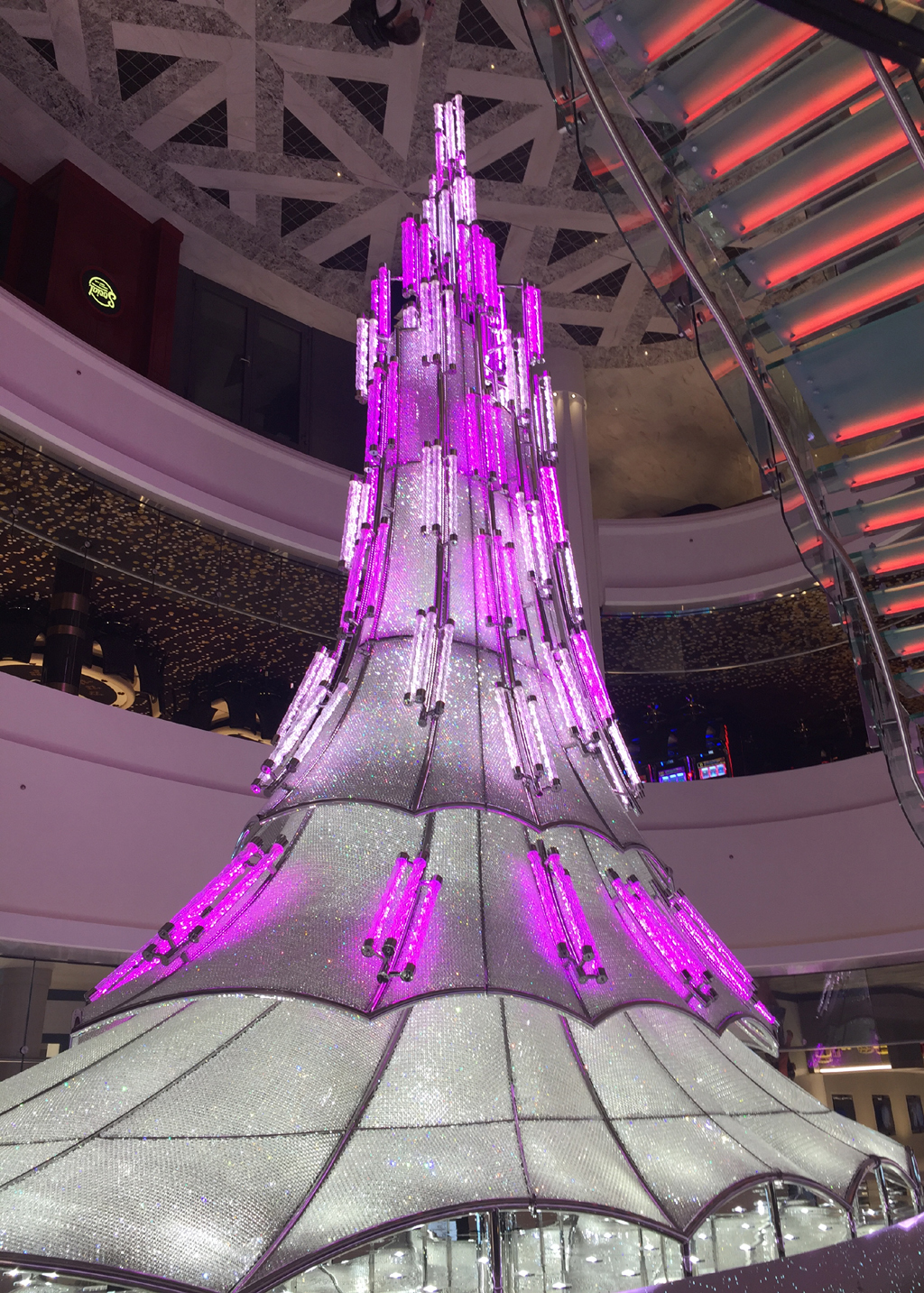 Der Leuchter im Ocean Place wechselt ständig seine Farbe, ist beliebtes Fotomotiv.