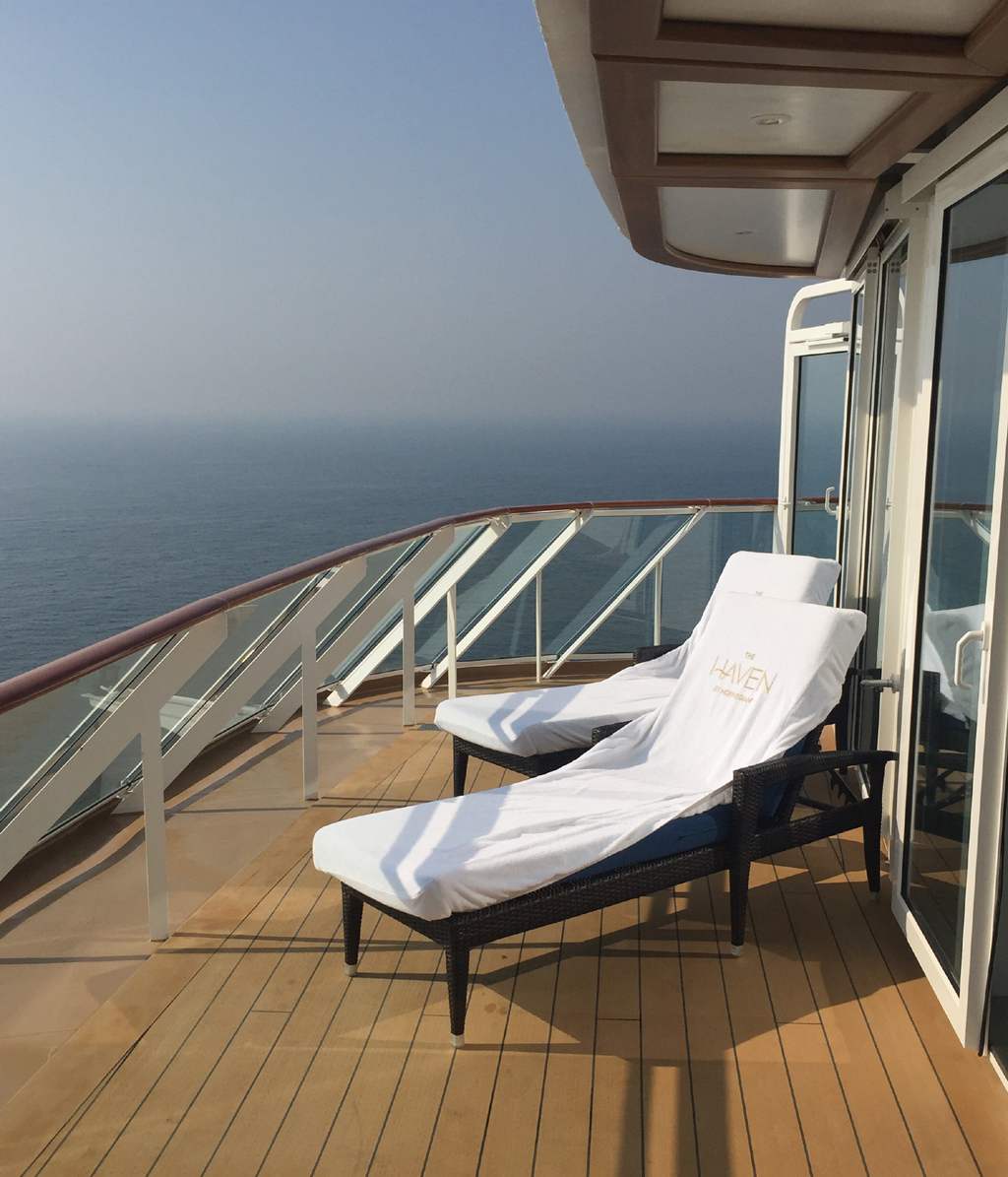 So lässt es sich leben: Auf dem Balkon einer Kabine im Premium-Schiffssegment „The Haven“.