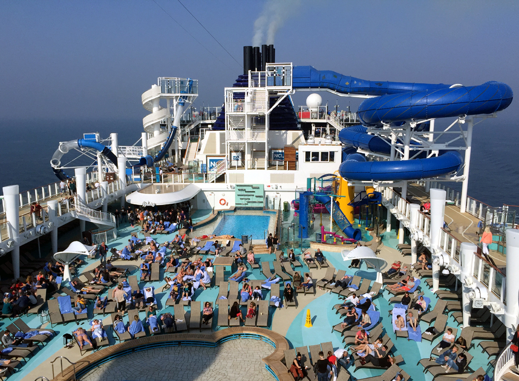 Blick auf das Hauptsonnendeck und den Aqua Park.
