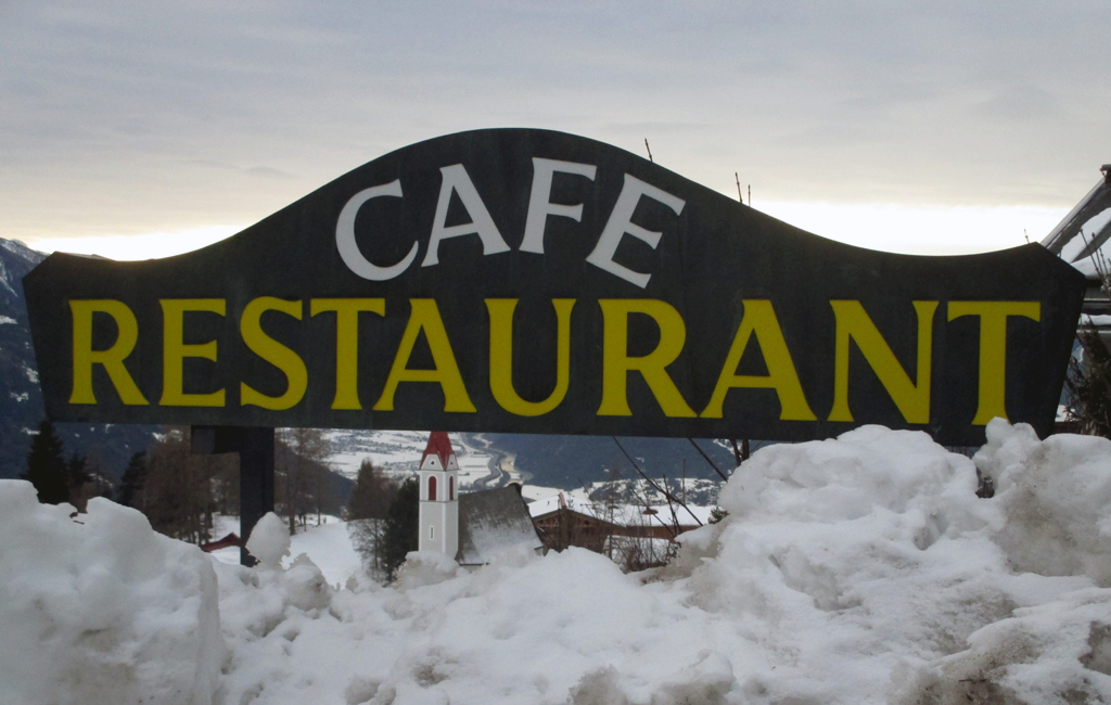 Die Kirche ist noch im Dorf geblieben – und ein Café/Restaurant gibt es auch.