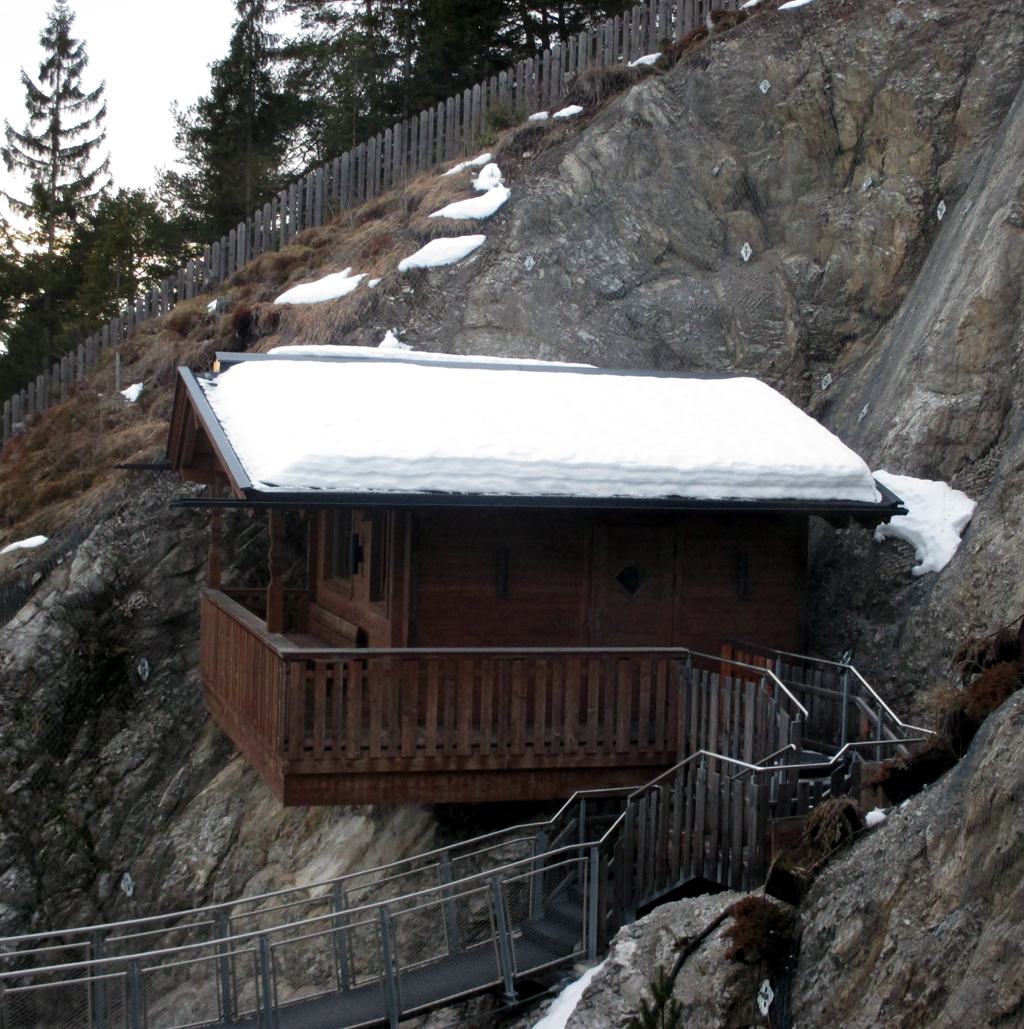 Diese Hütte beim Hotel Nidum ist fast schon spektakulär an den Hang gebaut.