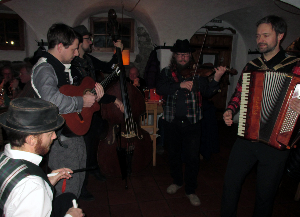 In der Ropferstub’m spielen diesmal die Musiker des Tyrolean Music Project auf.
