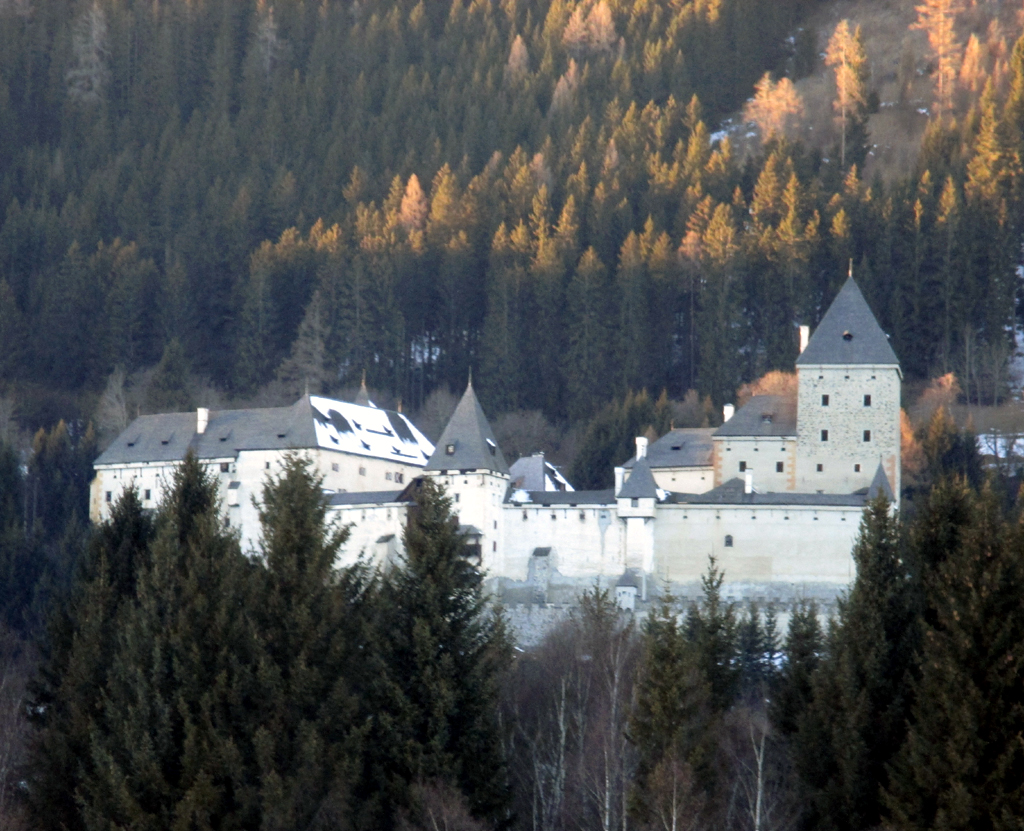 Das mächtige Schloss Moosham erhebt sich bei Unternberg über dem Tal.