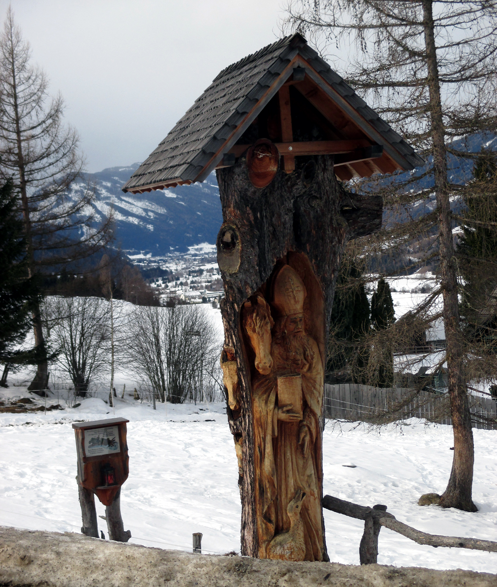 Aus einem Baumstamm geschnitzte Figurenkunst am Wegrand bei Sankt Margarethen.