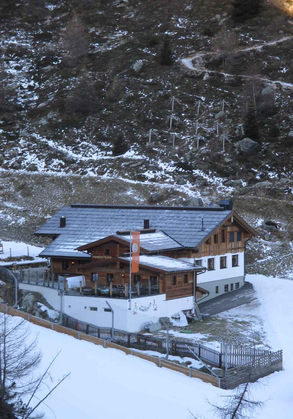 Etwas unterhalb der Gletscherstraßen-Mautstation liegt die Hühnersteign-Almhütte.