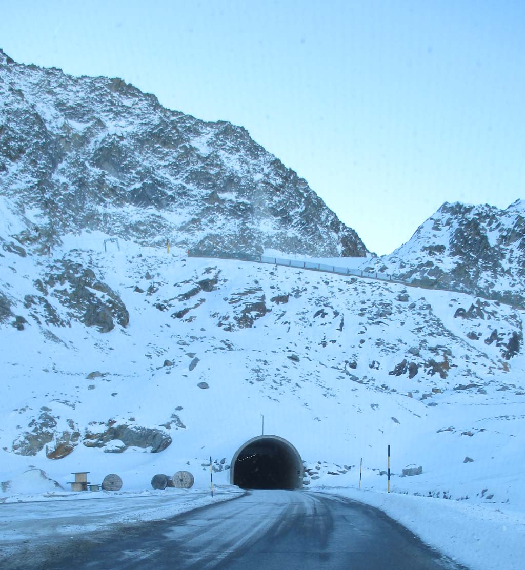Vor der Einfahrt zum Straßentunnel, der auch in dem Bond-Film zu sehen ist.