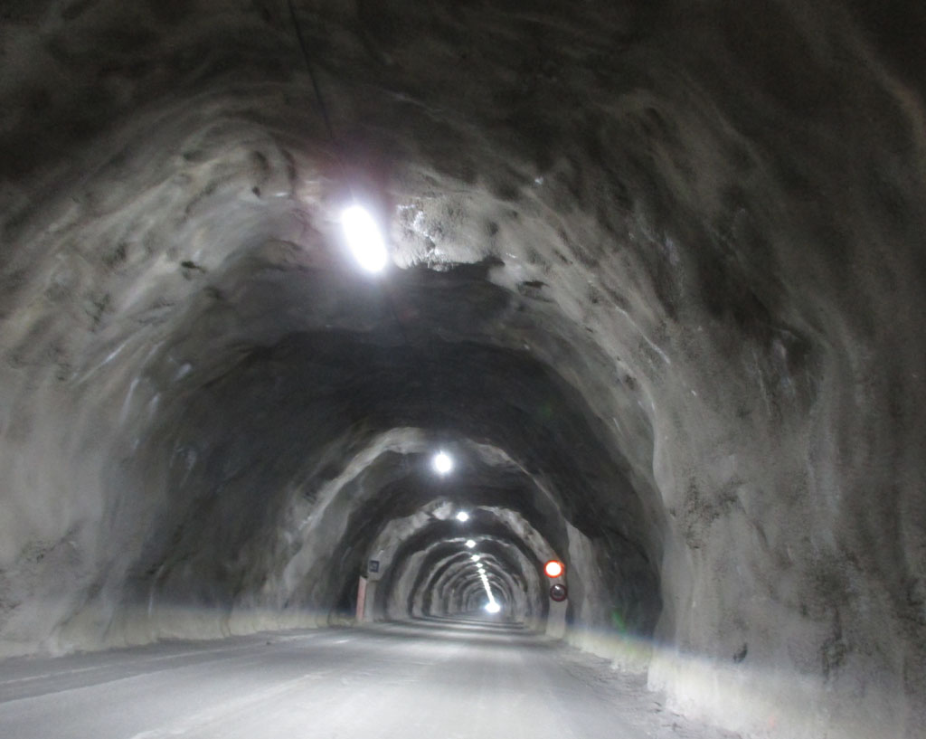 Knapp zwei Kilometer lang ist der Tunnel, dahinter geht’s zur Tiefenbachferner-Talstation.