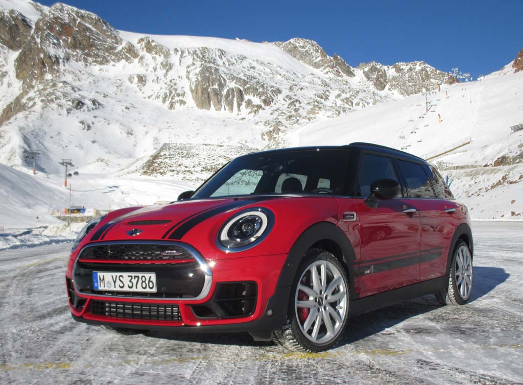 Der neue Mini John Cooper Works Clubman am Bond-Drehort im Söldener Gletschergebiet.