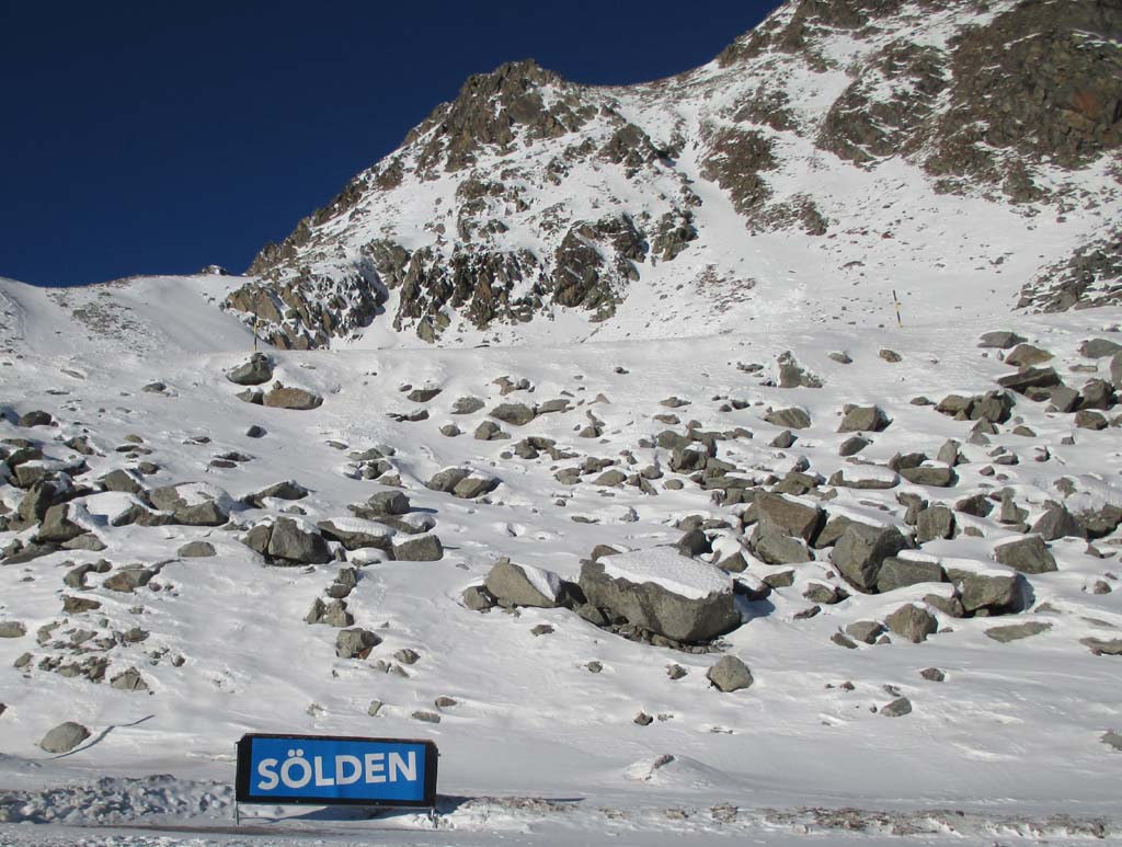 Sölden ganz klein, die Berge ringsherum dafür ganz groß.