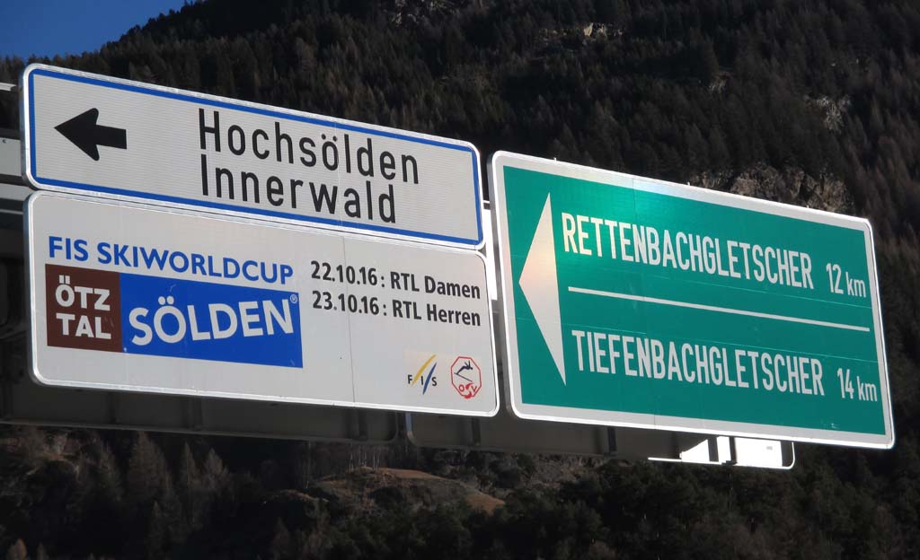 Beschilderung an der Auffahrt zur Gletscherstraße auch nach Hochsölden und Innerwald hoch.