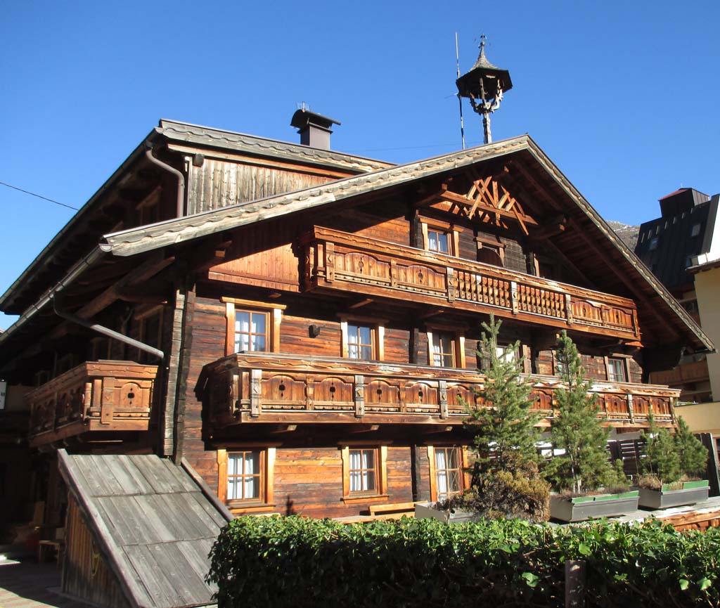 In Sölden findet sich auch noch traditionelle Holzhaus-Architektur.