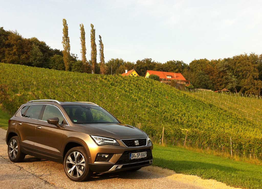 Seat Ateca bei einem Fotostopp in den Weinbergen in Spielfeld. Fotos: Koch