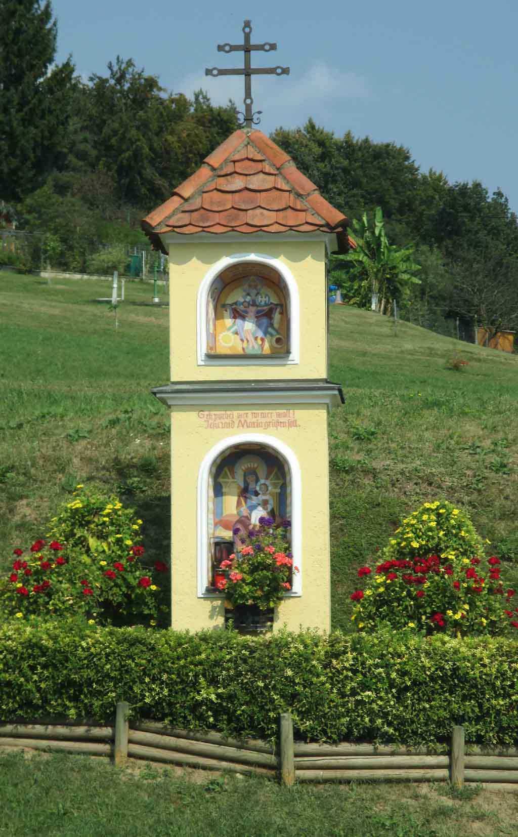 Unterwegs gesehen: „Geh vorbei, wer immer woll! Jesus und Maria grüßen soll.“
