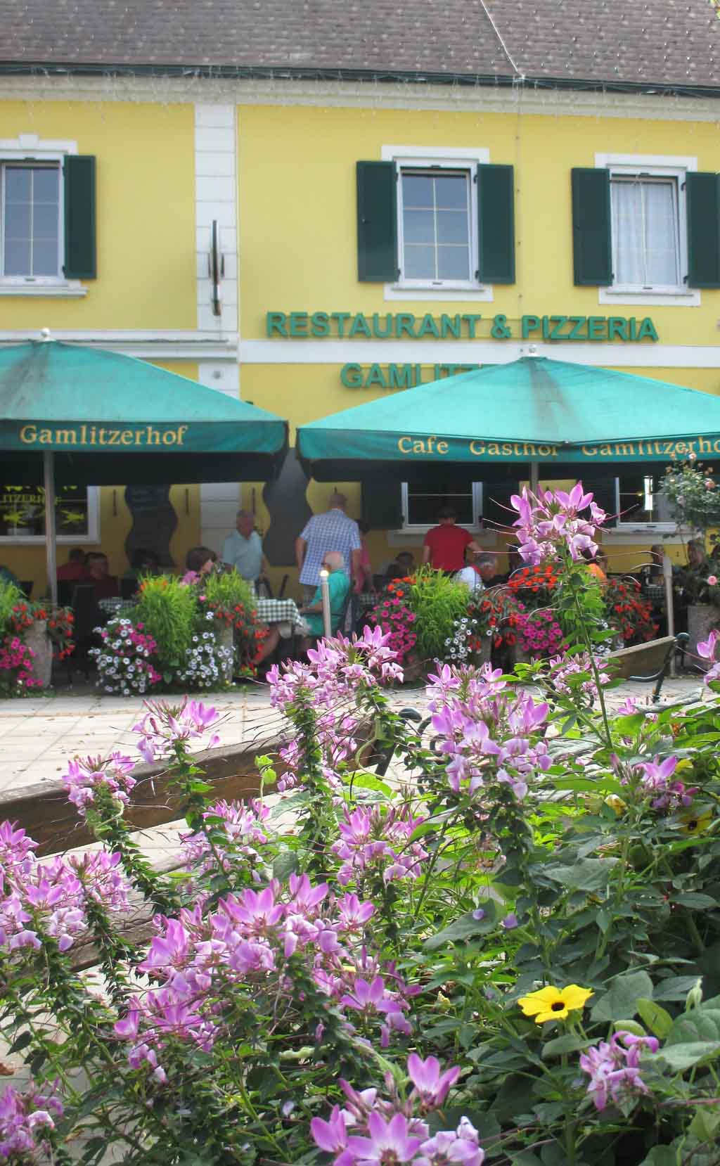 Blumige Idylle: Gamlitz ist einer der bekannten Weinorte in der Südsteiermark.