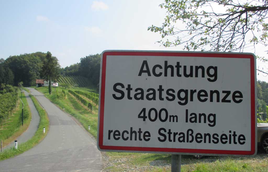 Achtung, Staatsgrenze! Auf der einen Seite in Österreich, auf der anderen in Slowenien.
