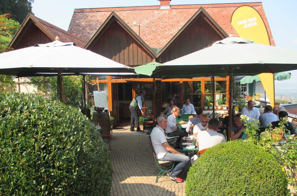 Lauschiger Zwischenstopp: Buschenschank Firmenich in Berghausen.