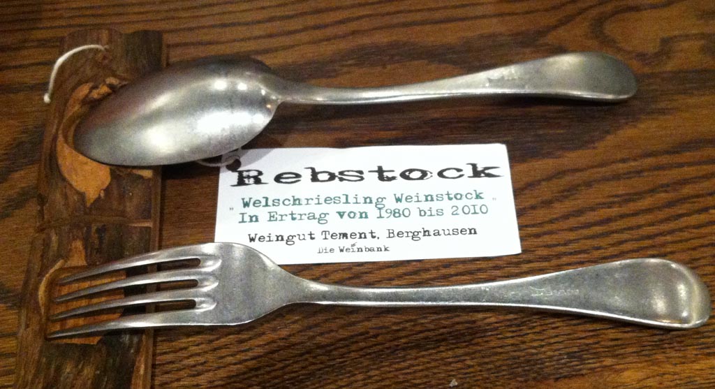 In der „Weinbank“ I: Das Holz der Besteckablage stammt von einem Welschriesling-Weinstock.