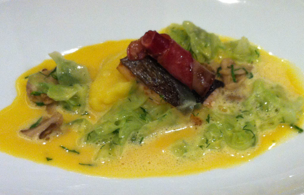 In der „Weinbank“ II: Lachsforellen-Filet mit Kalbszüngerl, Gurken, Pilze und Safrannage.