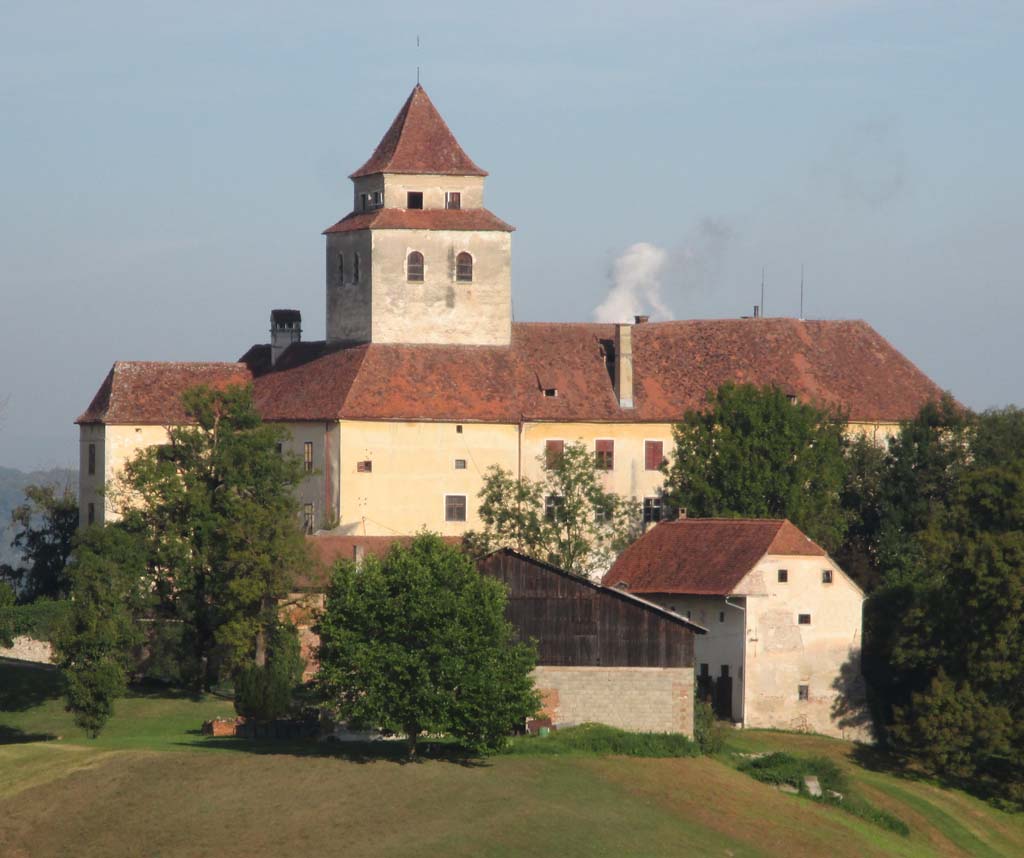Mit romanischem Wachturm: Burg Ehrenhausen über der Mur am Eingang zum Gamlitztal.