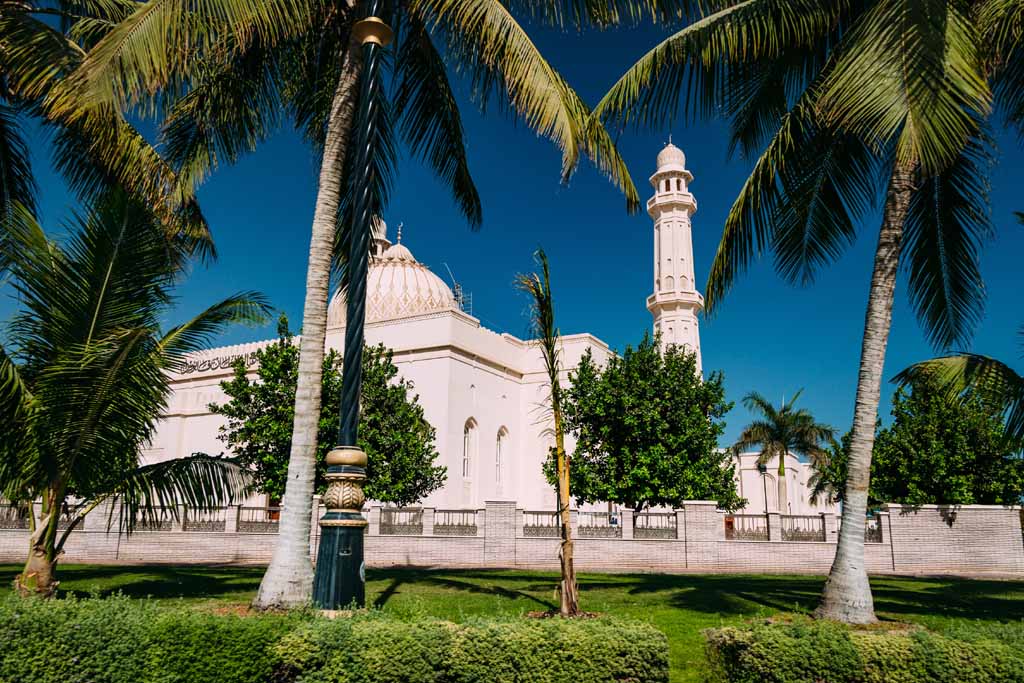 Große Moschee mit Minarett.