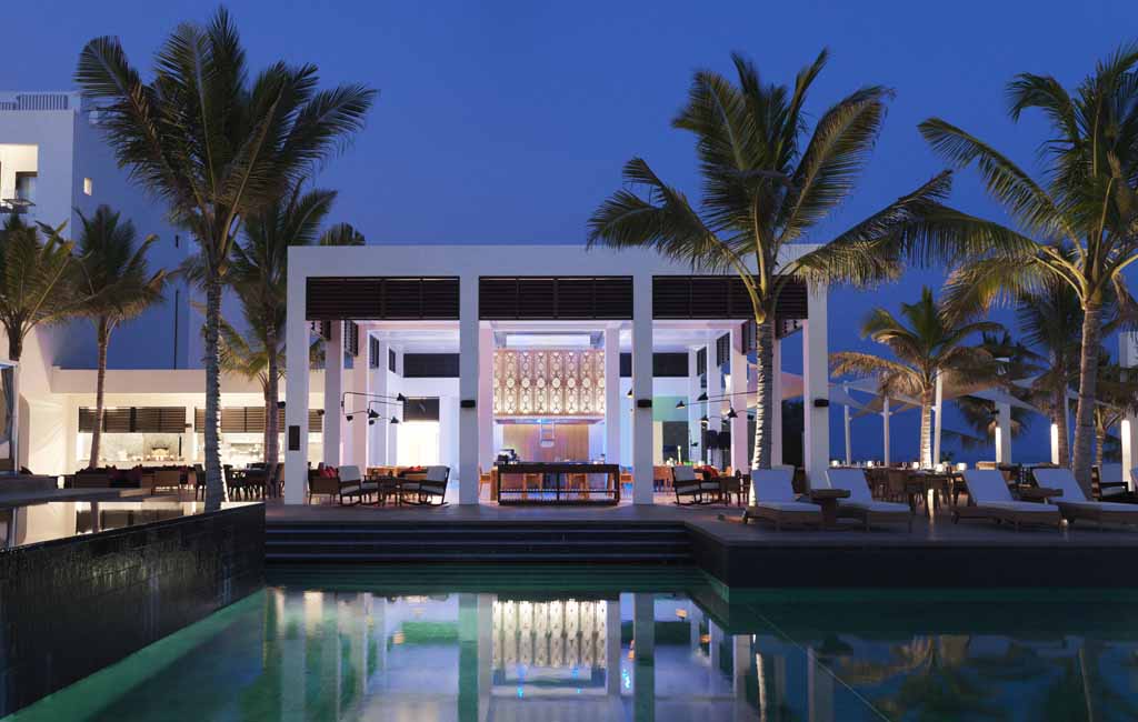 Luxusherbergen wie das Al Baleed Resort Salalah weisen eine moderne, luftige Architektur auf.