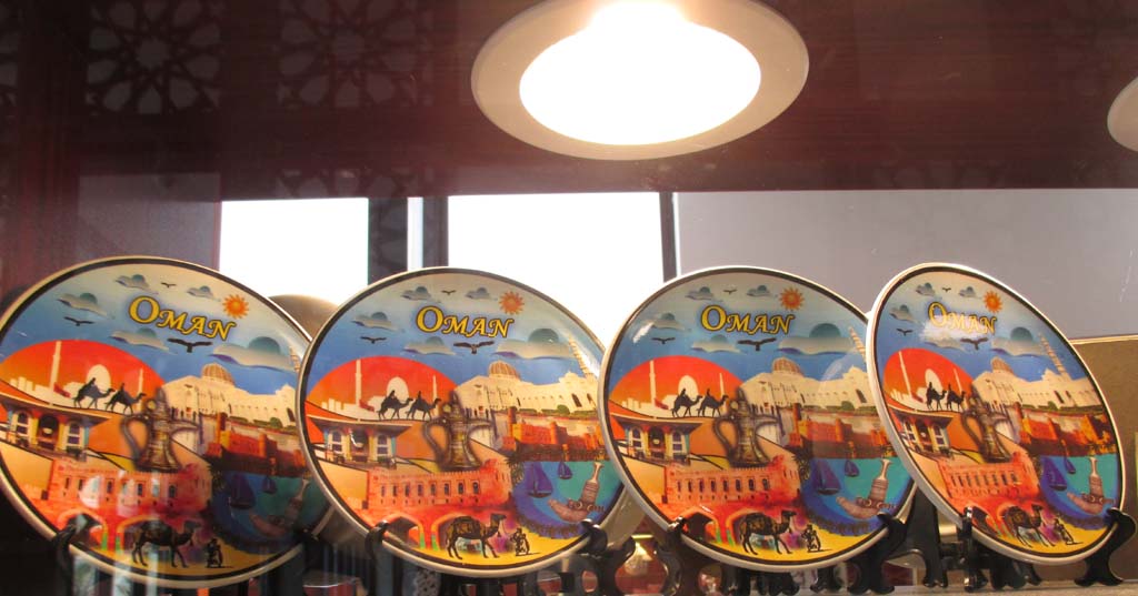 Bunte Oman-Teller in einem Souvenir-Shop auf dem Flughafen von Salalah.