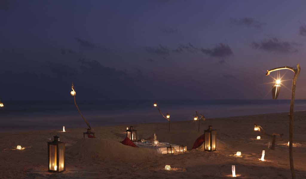 Al Baleed Resort Salalah: … am Abend im Sand auch Beach Dining zelebrieren kann.