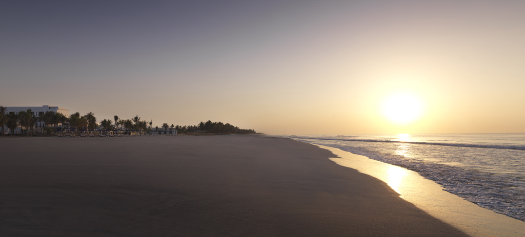 Al Baleed Resort Salalah: Bei Sonnenuntergang am Strand.