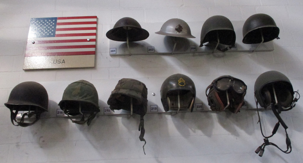 Militärische Kopfbedeckungen, hier der US-amerikanischen Armee.