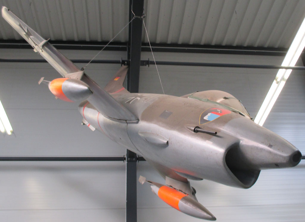Nicht nur Panzer: In die Schau sind auch militärische Flugzeuge einbezogen.