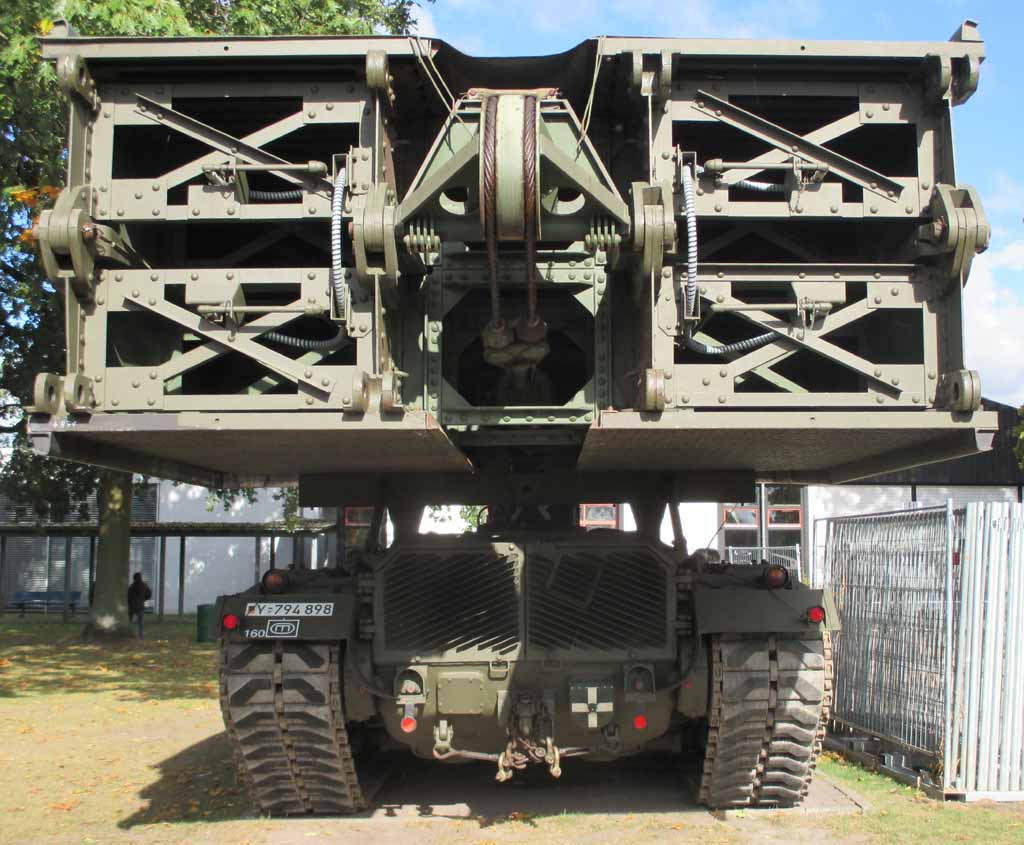 Viele Aufgaben: Panzer sind auch zum Brückenbauen und zum Bergen da.