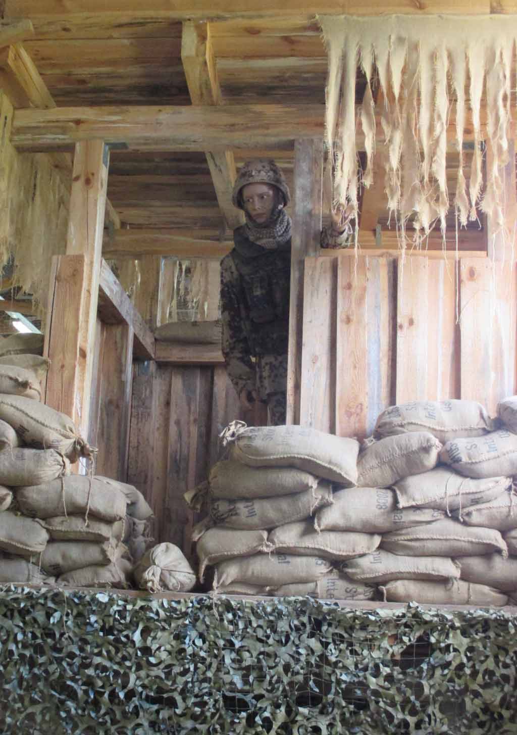 Im Museum nachgestellt: Bundeswehr-Feldlager mit Wachturm.