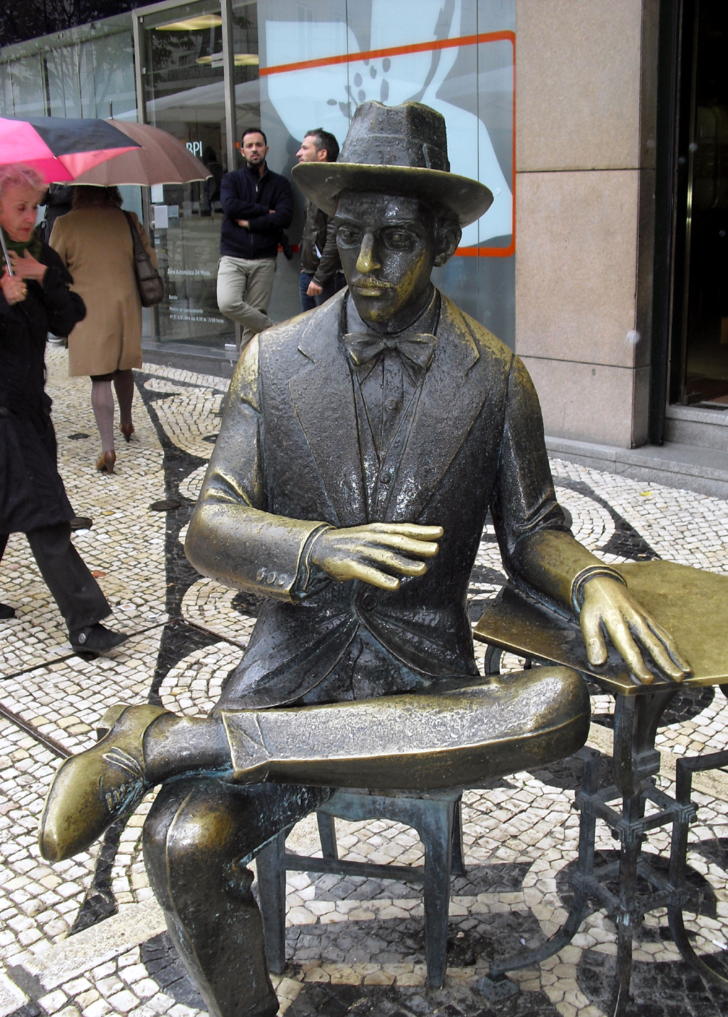 Nationaldichter Fernando Pessoa im historischen Zentrum Lissabons.