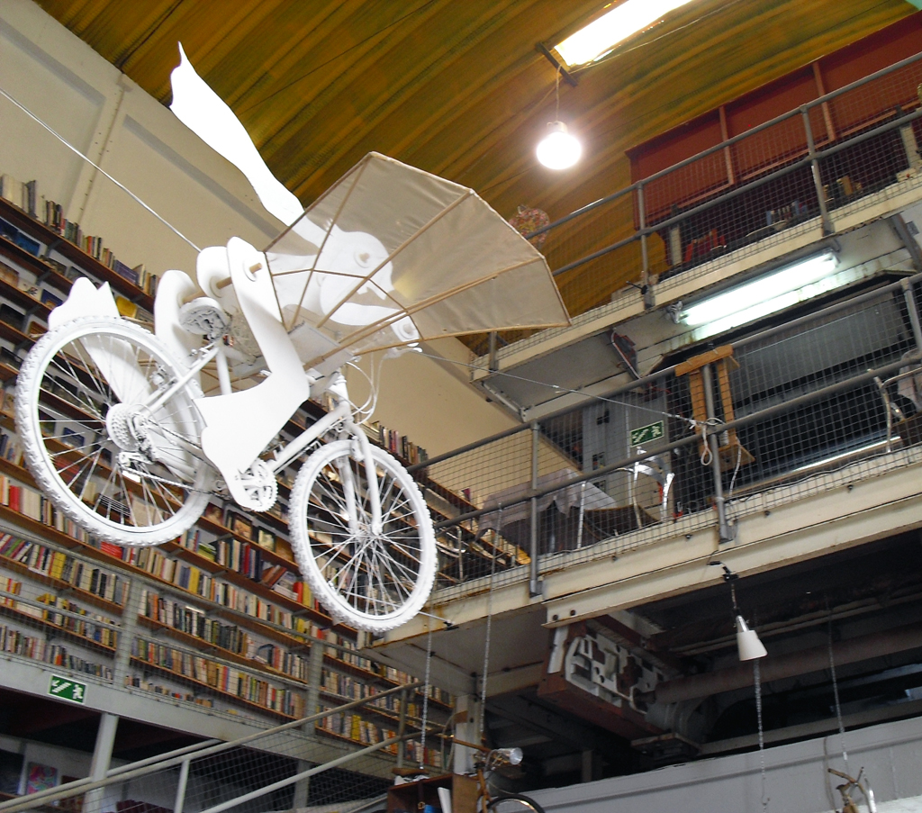Blick in die übersetzt „Lies langsam“ heißenden Buchhandlung und Bibliothek Ler Devagar.