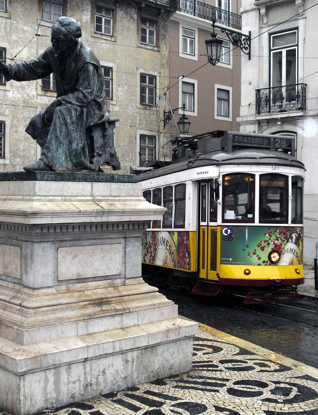 Die alte Straßenbahn rumpelt noch immer die Altstadt hinauf.