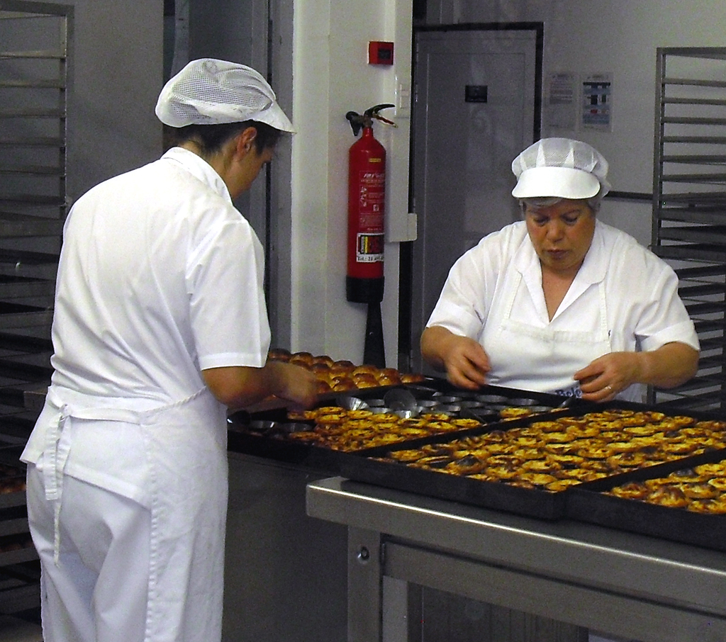 Wer will, kann auch zuschauen, wie die berühmten Pastel de Nata gebacken werden.