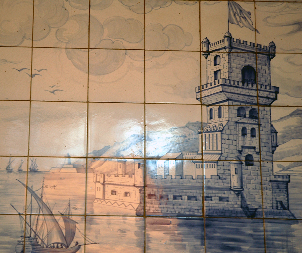 Diese Kachel in der Pasteís zeigt den Torre de Belém gegenüber am Tejo-Ufer.