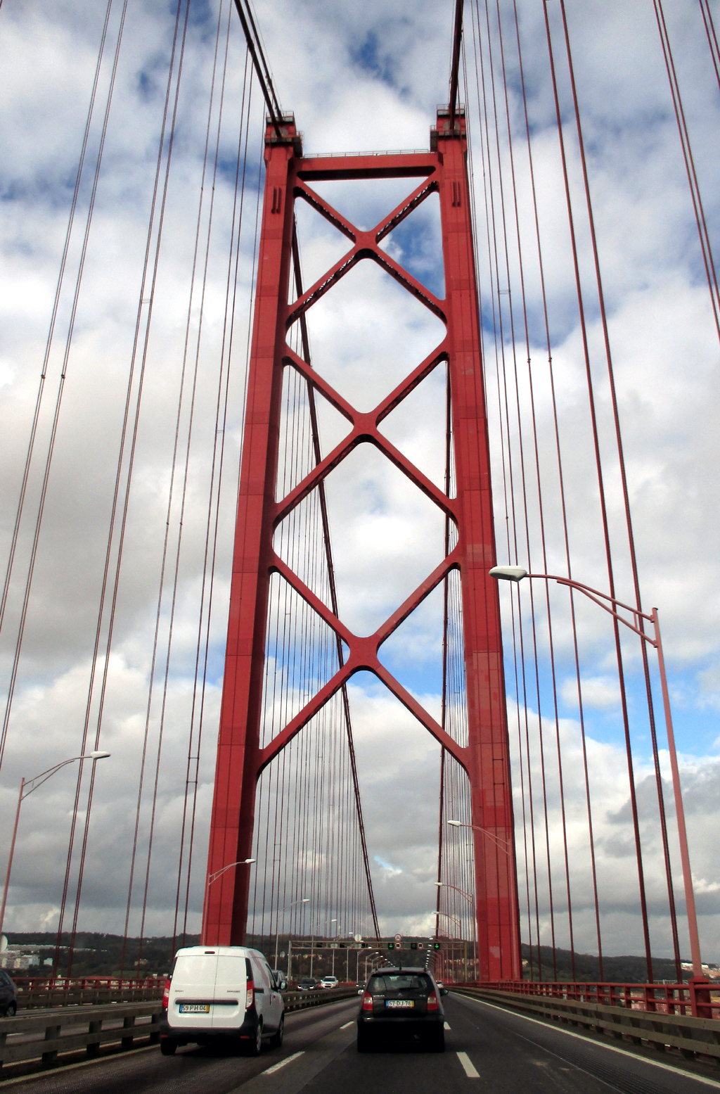 Die Ponte 25 de Abril ist eine der beiden großen Brücken über den Tejo bei Lissabon.
