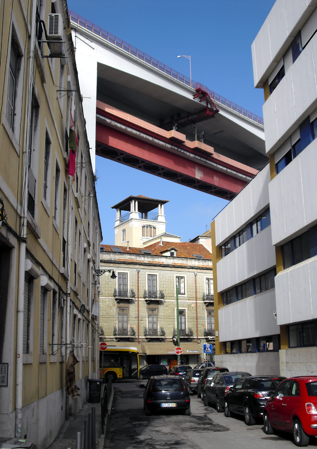 Direkt zu ihren Füßen hat sich aus einem Industrie- ein Kulturviertel entwickelt.