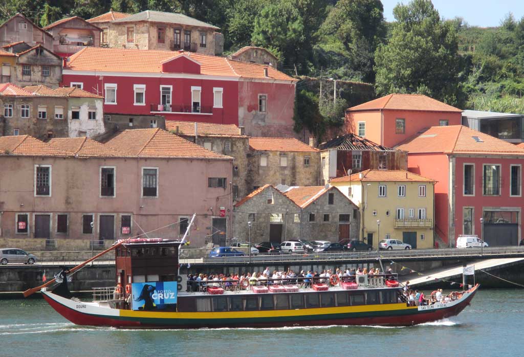 Ausflugsschiff auf dem Douro vor der Mündung in den Atlantik. Fotos: Koch