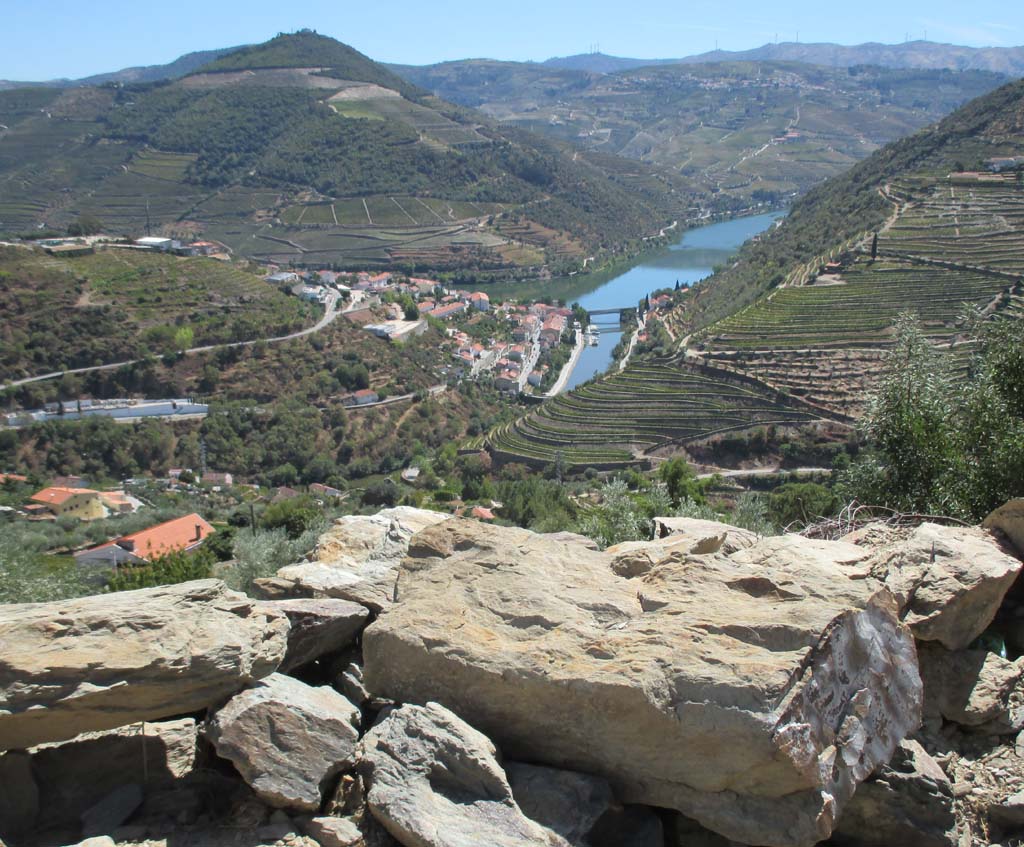 Umgeben von Weinbergen: Im oberen Douro-Tal.