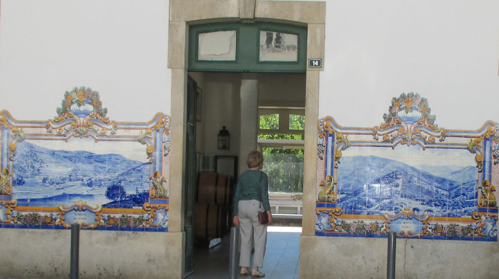 Typisch für Portugal: Blaues Azulejos-Kachelmosaik in Pinhao Alijo..