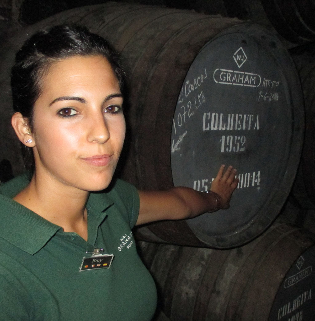 Emy erklärt den (Port-)Weinanbau im Hinterland von Porto.