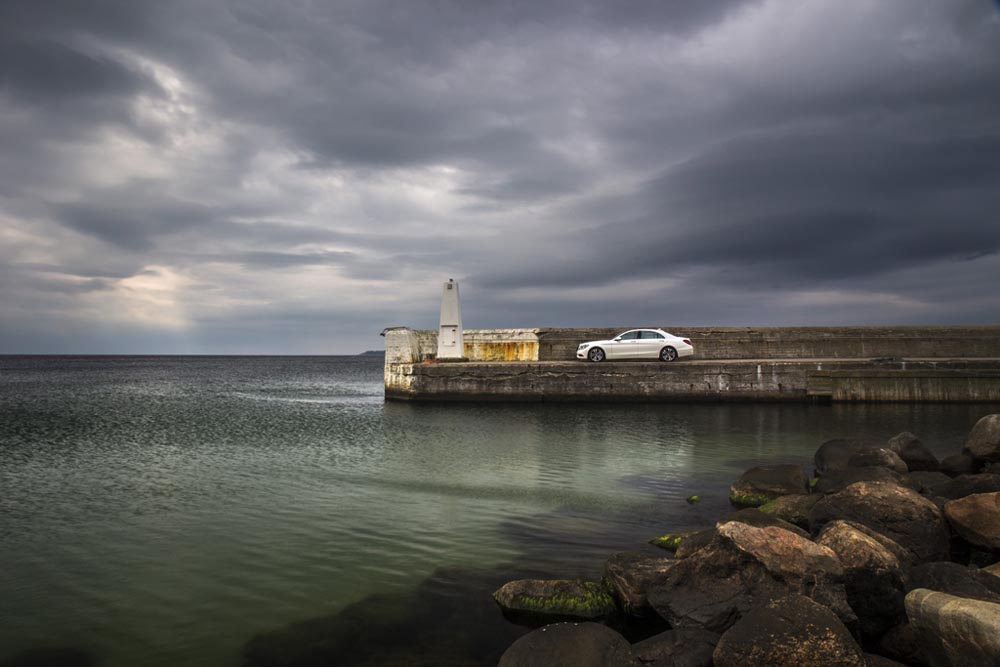 Dunkle Wolken sind am Öresund bei Landskrona aufgezogen.