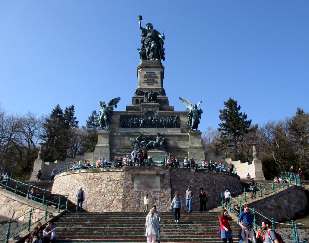 Monumental wacht Germania oberhalb von Rüdesheim über den Rhein.