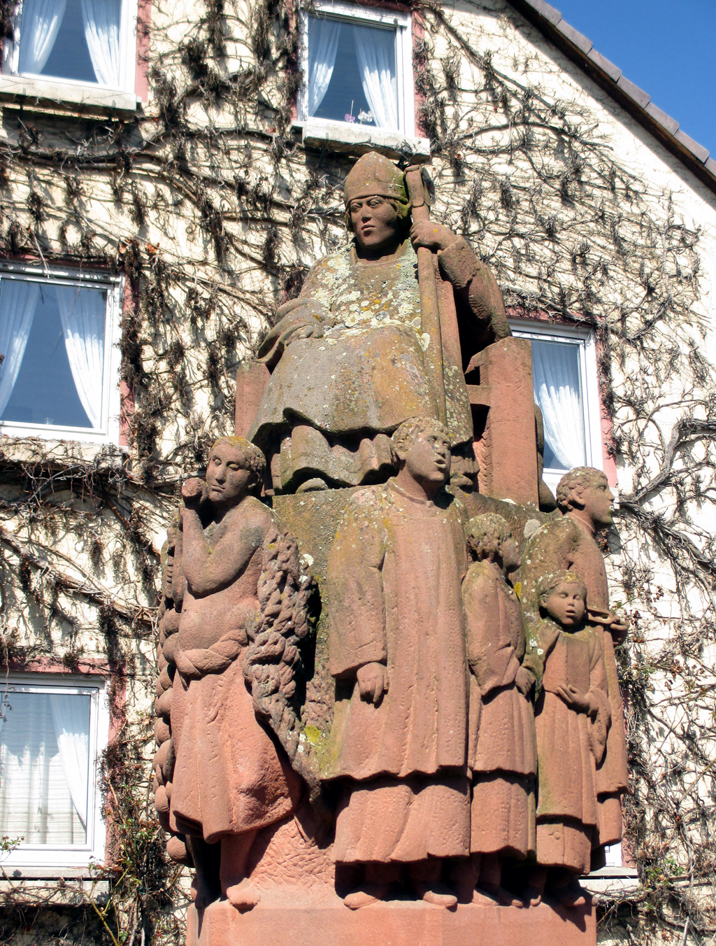 St. Valentin ziert den Kiedricher Marktbrunnen.