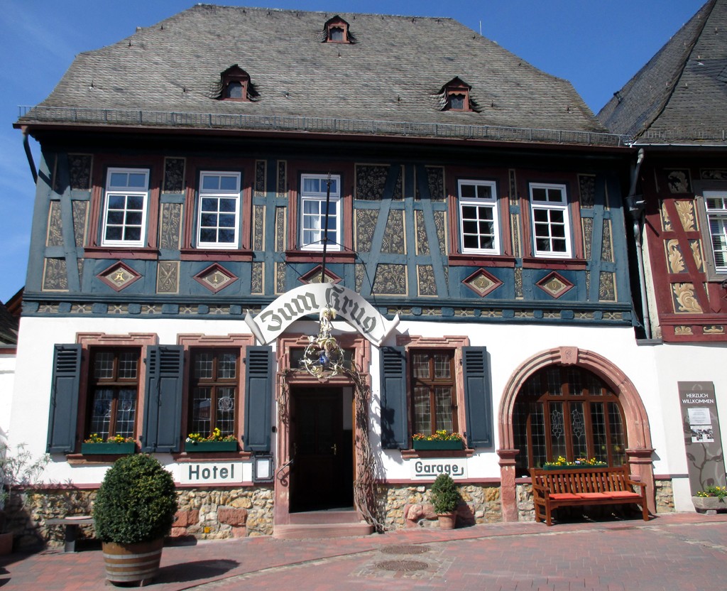 Schöne Fachwerkhäuser finden sich auch in Hattenheim, hier das Hotel Zum Krug.