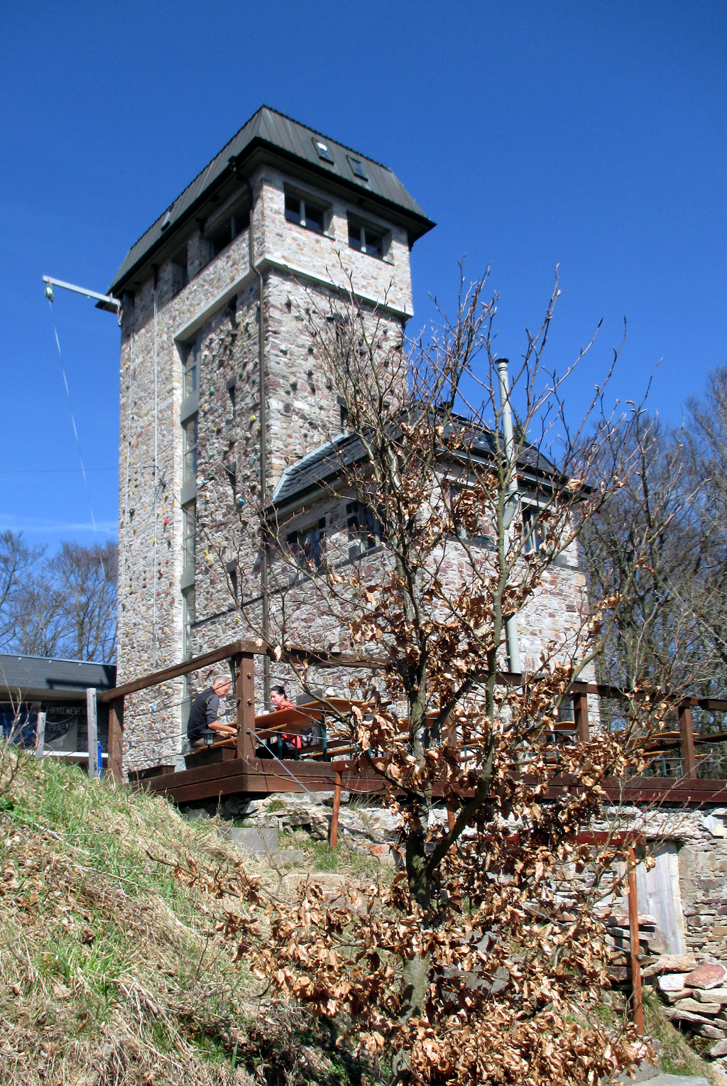 Zum Erlebnispark oberhalb von Hallgarten gehört auch dieser Aussichts- und Kletterturm.
